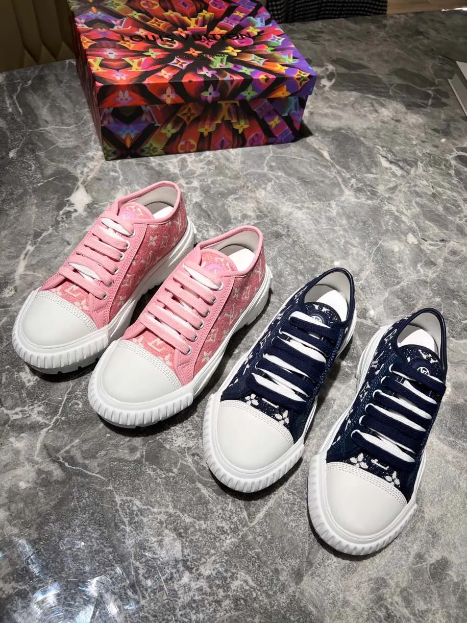 👟👟Ex-factory price 440👟👟 This LV Squad sneaker is made of Monogram denim to stretch out the midsummer comfort. The same color leather outlines the edges, the rubber LV Circle logo embellishes the tongue, and the thick yet lightweight rubber outsole upgrades the comfort again. Yardage: 35-41.